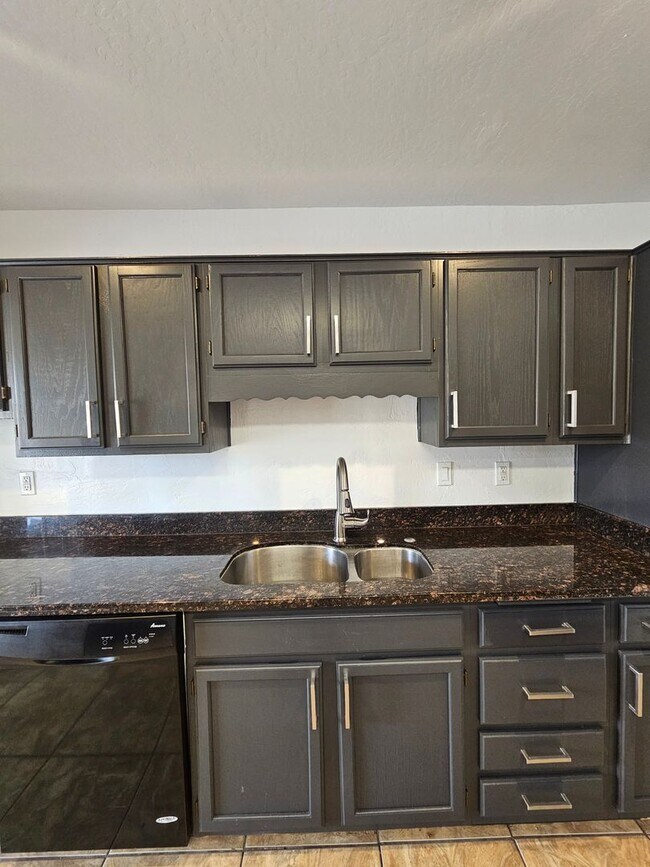 Building Photo - Scottsdale - 5 bedroom, 3 bath - Remodeled...