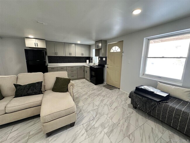 Building Photo - 245 Glenhill Ave