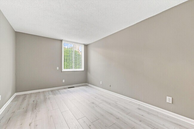 Building Photo - 893 Cliffs Dr