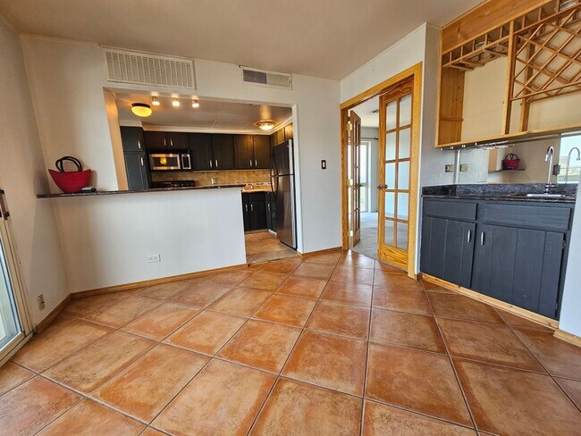 Building Photo - Amazing Penthouse 2 Bedroom 2 Bath With Mo...