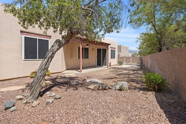 Building Photo - 730 N Northern Vista Pl