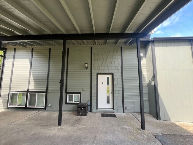 Building Photo - 1335 Bradley St