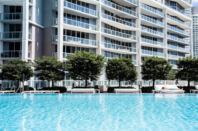 Building Photo - 495 Brickell Ave