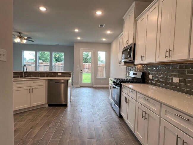 Building Photo - 552 Hutchinson Ln