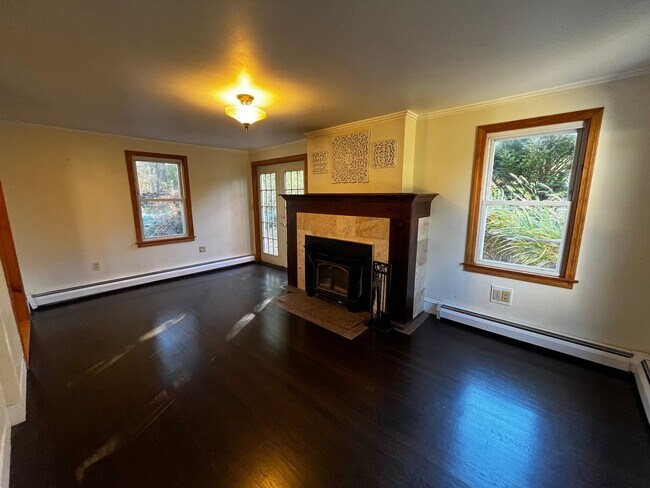 Building Photo - Charming 2 Bedroom Home