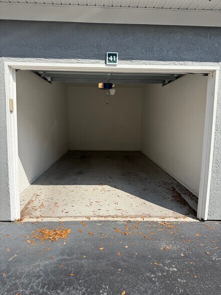 Building Photo - 18001 Richmond Pl Dr