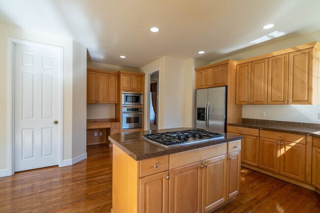 Building Photo - 5Br/3.25Ba Sammamish Home
