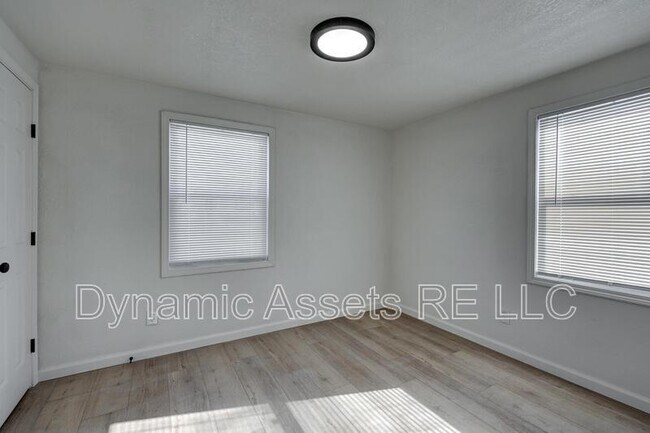 Building Photo - 410 Fieldcrest Dr