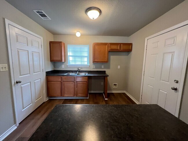 Building Photo - Cute 2 Bed / 1 bath home in Beaumont! Move...