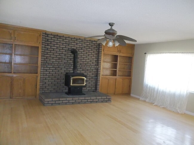 Building Photo - Country Home!!