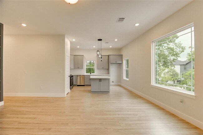 Building Photo - 811 E 39th St