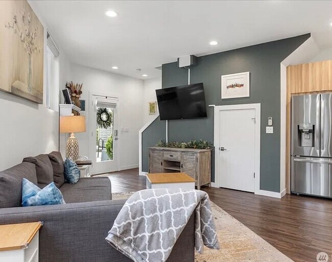 Building Photo - Greenwood Townhome