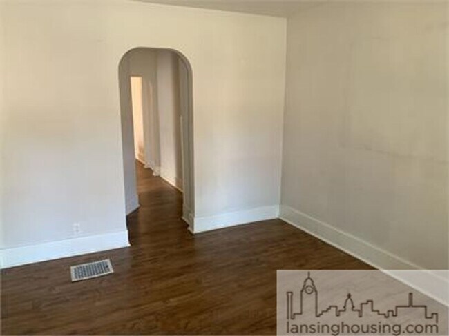 Building Photo - 318 E Hillsdale St