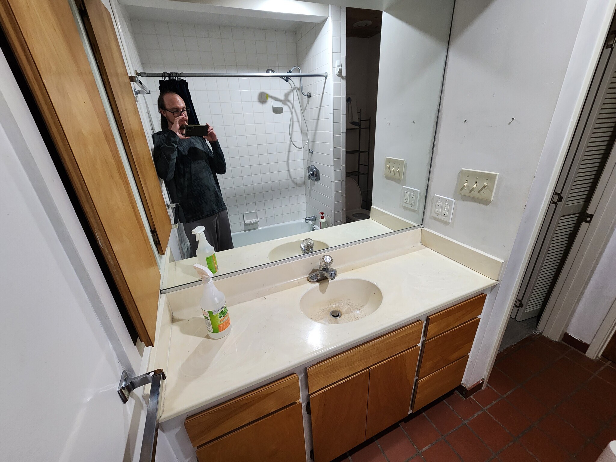 Downstairs full bath connecting to both bedrooms - 2635 Hollyridge Dr