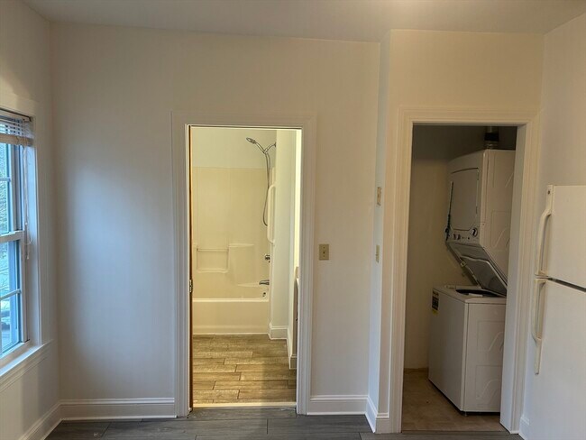 Building Photo - 31 Wellington St