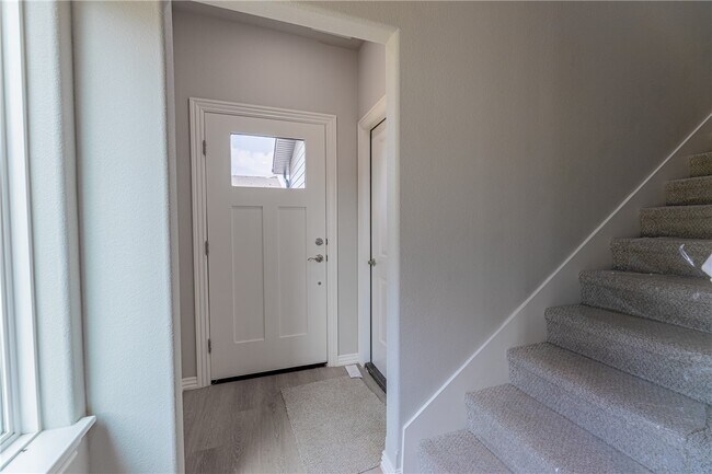 Building Photo - 1800 SW Poigai Ct