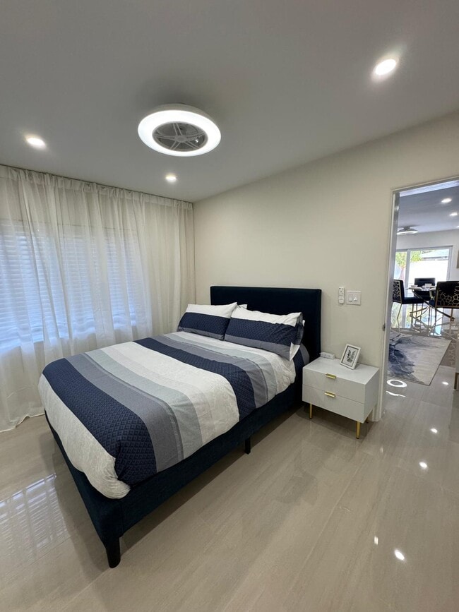 Building Photo - 1900 NE 2nd St