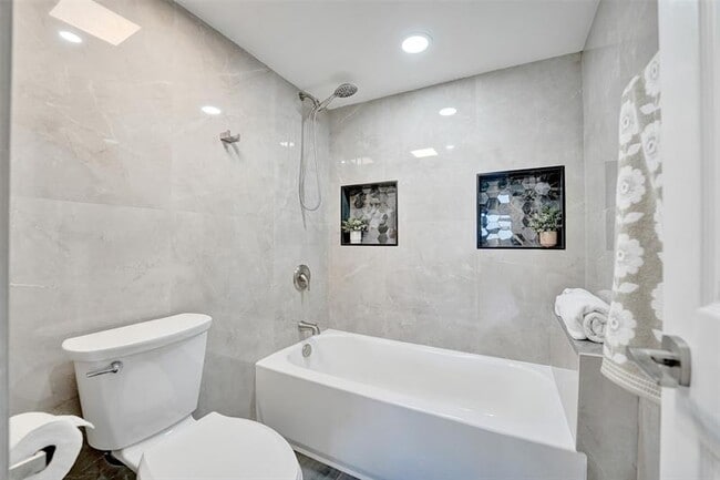 Building Photo - 3200 Port Royale Dr N