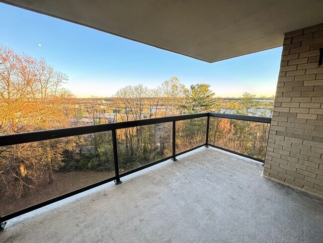 Building Photo - Recently Renovated 3 Bed 2.5 Bath Condo With Balcony In Vibrant Watergate At Landmark - Utilities...