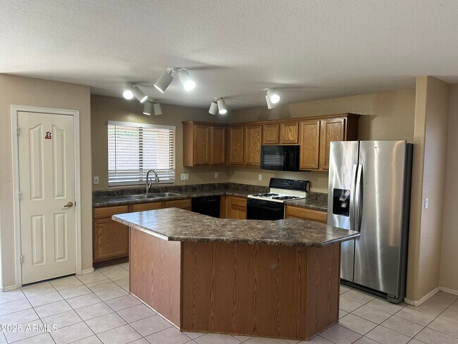 Building Photo - 16112 N 138th Dr