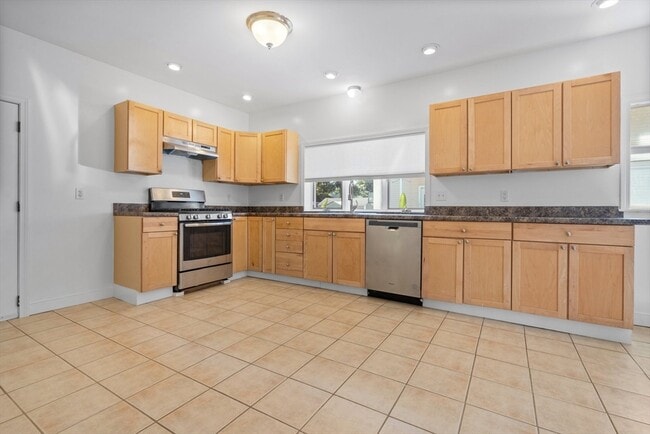 Building Photo - 144 Waverly Rd