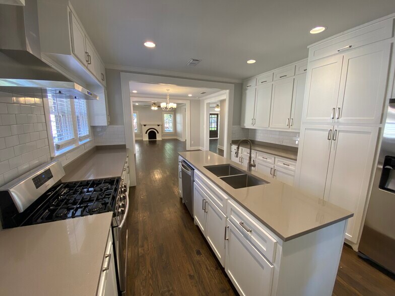 Kitchen view - 1107 N Winnetka Ave
