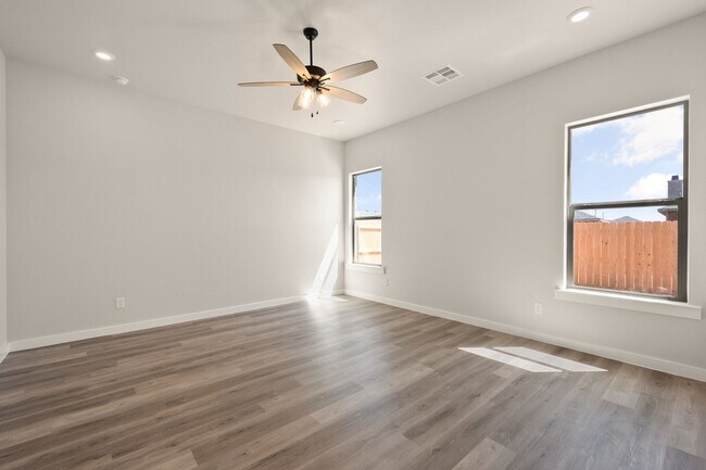 Building Photo - 4 Bedroom Rental Available July 7th in Lub...