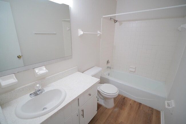 Building Photo - 2220 Claremont Ln