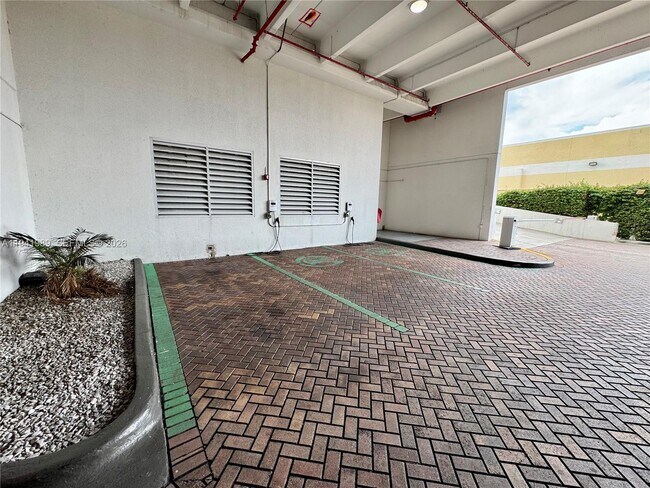 Building Photo - 1755 E Hallandale Beach Blvd