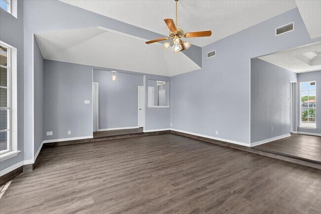 Building Photo - 6826 Holiday Ln