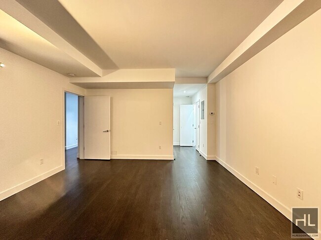 Building Photo - 3 bedroom 3 bathroom / Doorman/ Gym/ Pool ...