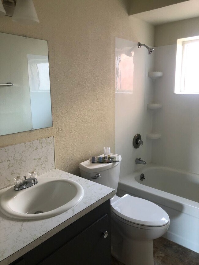 Building Photo - LARGE DOWNSTAIRS 1 BED 1 BATH UNIT & PET FRIENDLY