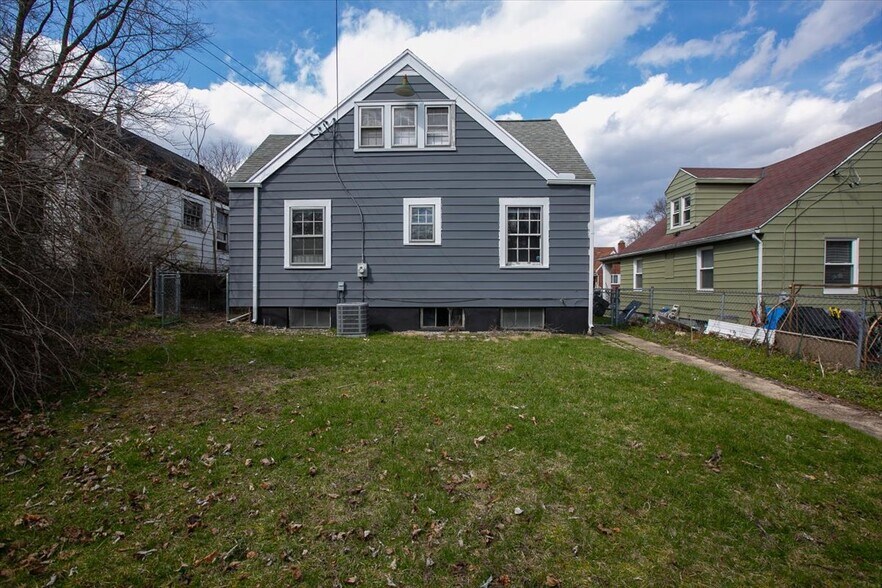 Back of the house and yard - 148 Niagara Ave