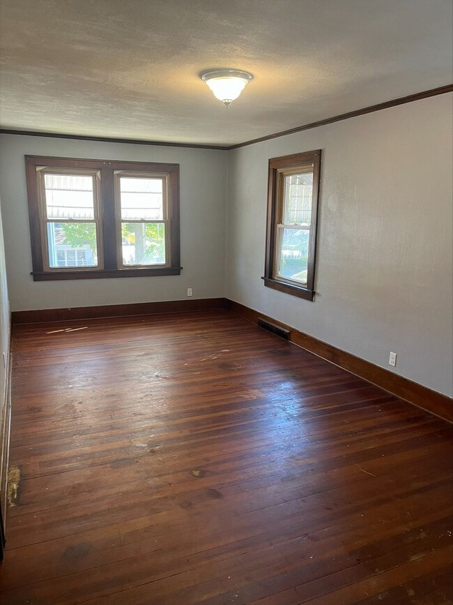 Building Photo - Old-World Charm in the Heart of Moline
