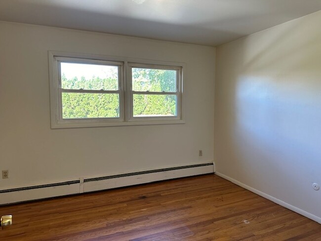 Building Photo - 2nd Floor 2 Bedroom 1 Bathroom Apartment F...