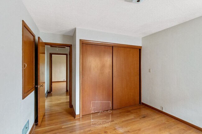 Building Photo - Sunny 4 BR home with lots of space!