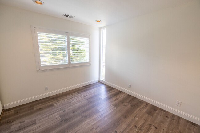 Building Photo - 996 Silverado Ct