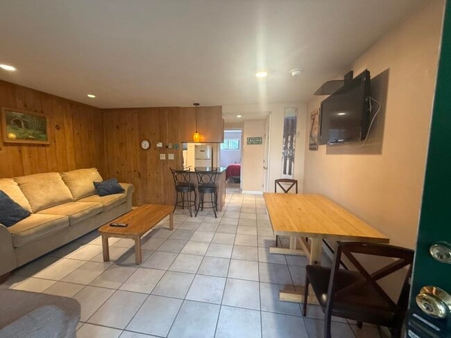 Building Photo - 6 Windsor Hill Way