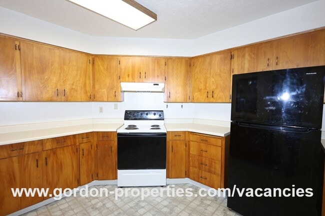 Building Photo - SE Green Vista Dr - Milwaukie 2 bedroom duplex with fireplace