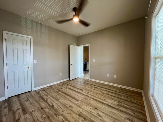 Building Photo - 5834 Longwood Dr