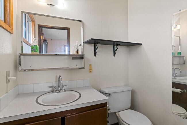 Building Photo - 3 Bedroom 1.5 Bath