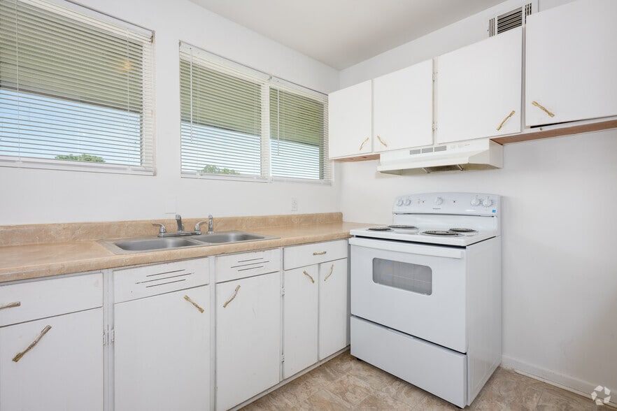 2BR, 1BA - 850SF - Kitchen - McCausland Ridge
