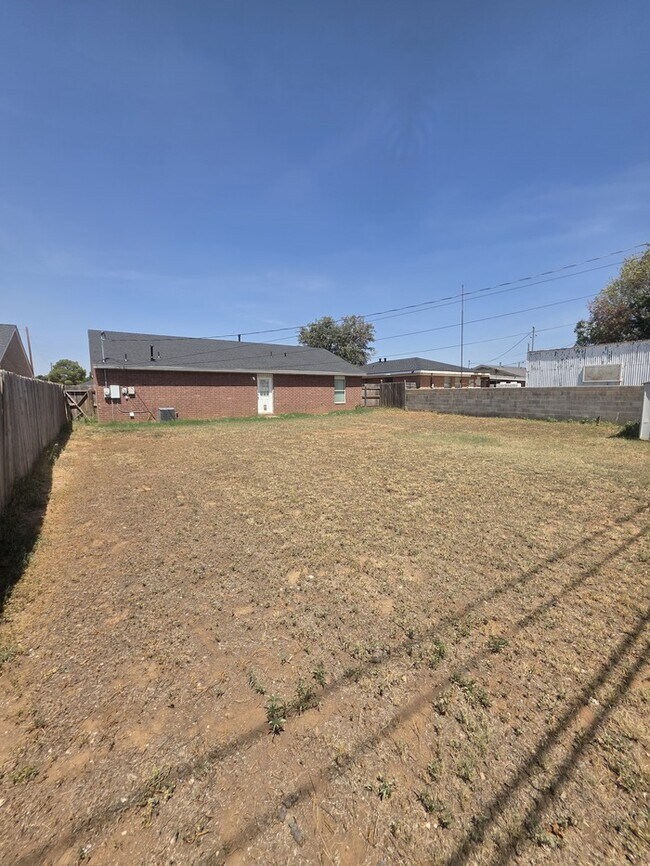 Building Photo - 4 bed 2 bath home