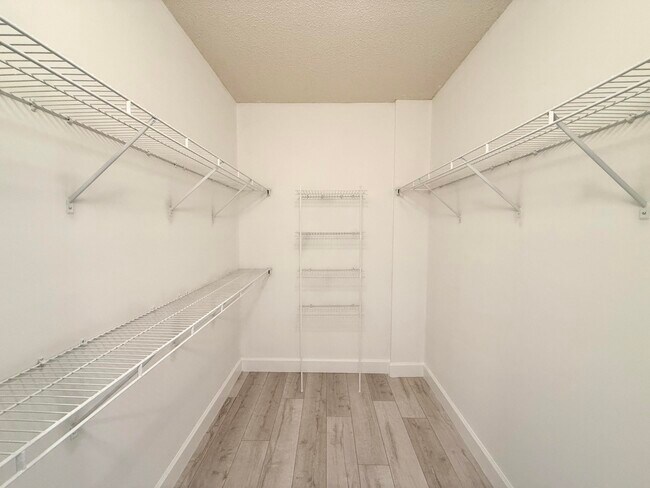 Building Photo - 630 S Sapodilla Ave