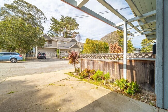 Building Photo - 215 Willow St