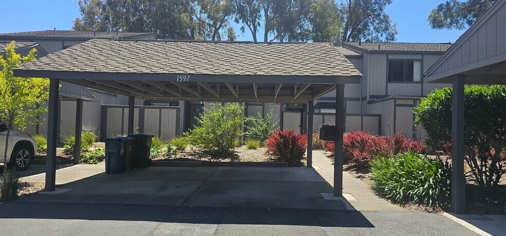 Building Photo - 1597 Ashwood Dr