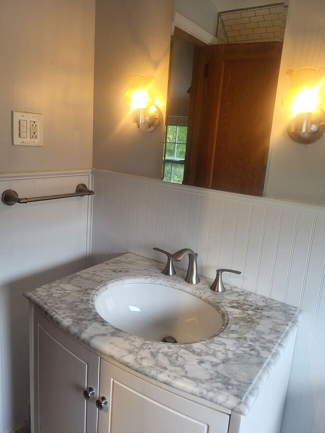 Building Photo - Beautiful 3 bedroom in Verona!