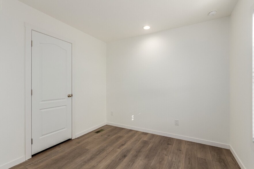 Building Photo - 5201 W Camelback Rd