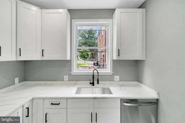 Building Photo - 6005 New Hampshire Ave NE