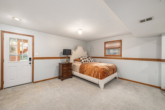 Building Photo - 1401 NE Weddle Ln